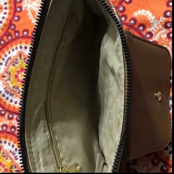 Women’s crossbody shoulder wristlet wallet purse middle and  front  pockets. - Picture 3 of 4